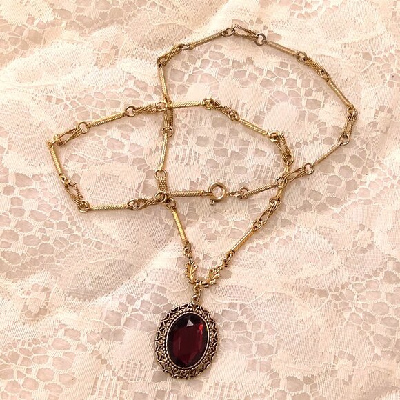 Vintage Red Crystal Oval Pendant Gold Plated Necklace VTG Timeless Jewelry - Picture 4 of 9